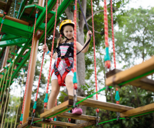 dziecko w parku linowym
