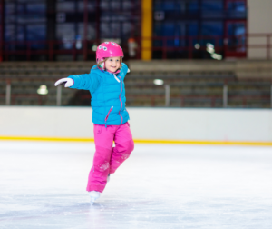 dziecko na łyżwach