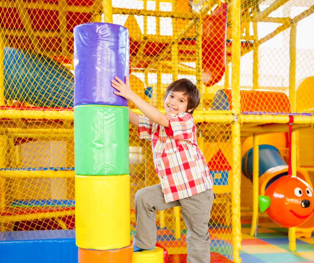 dziecko wspina się na materac