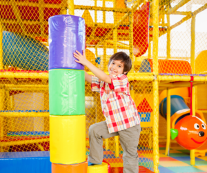 dziecko wspina się na materac